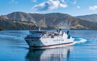 interislander ferry from north to south island new zealand