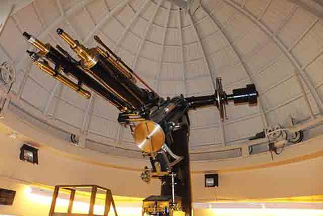 Image of the telescope inside the Carter Observatory, Wellington