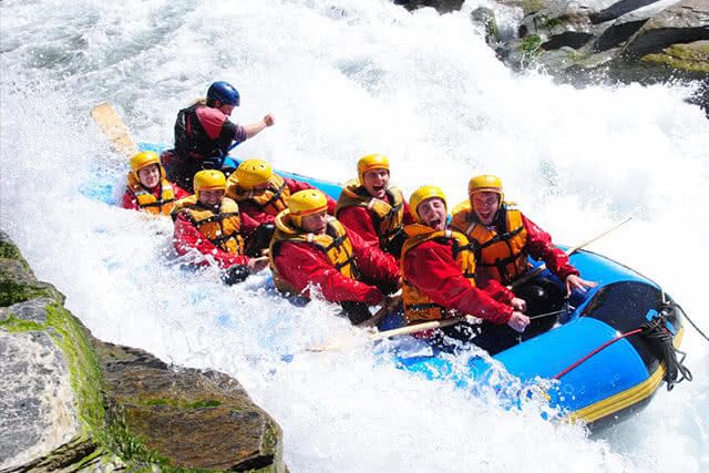Image of a raft negotiating the rapids white water rafting in New Zealand