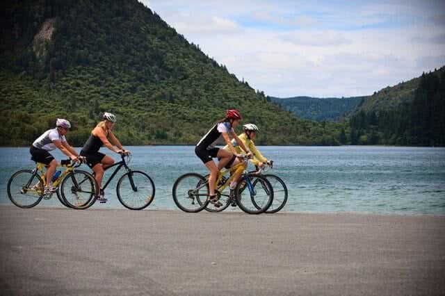 Image of cyclists riding arounf Lake Rotorua - part of the Rotorua Bike Festival 2016