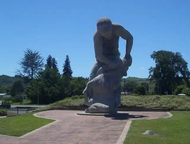 Weird Attractions Te Kuiti Shearer Statue