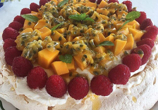 Pavlova with fruit toppings