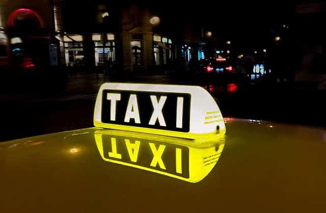 Image of the taxi sign on the roof of a taxi cab
